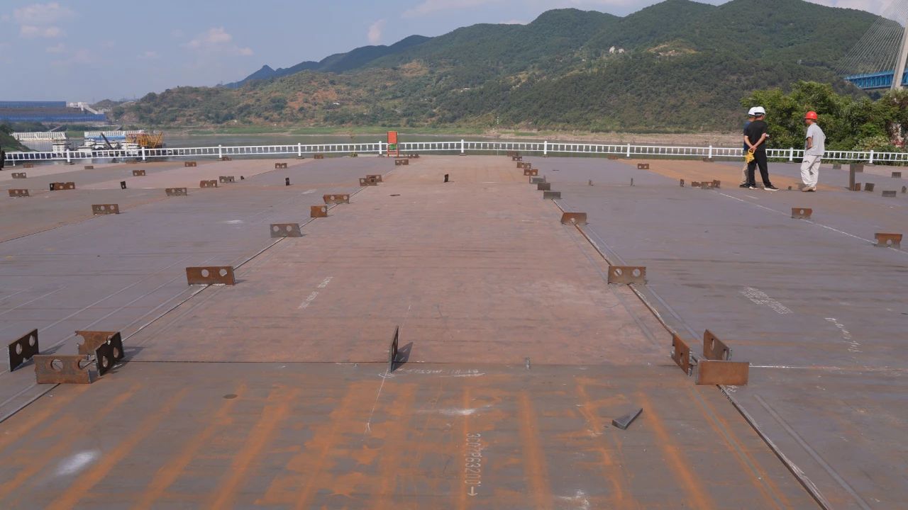 1726724040112119.jpg 國企動態(tài) 驗收完成,首批青城大橋主橋鋼箱梁構件將于9月7日陸續(xù)運抵現(xiàn)場!5.jpg